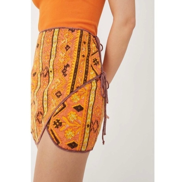 NWT FREE PEOPLE Woodblock Design Print Faux Wrap Tie Side Mini Skirt Size XS - Picture 3 of 14